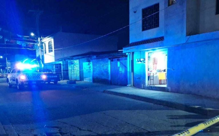 Joven mujer asesinada tras aparente asalto, en Uruapan
