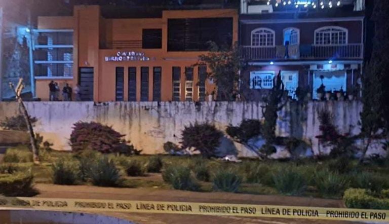 Localizan a un hombre muerto en el monumento a Benito Juárez, en Uruapan