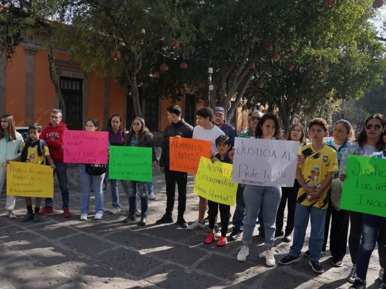 Allegados de profesor detenido exigen justicia a las autoridades, y protestaron públicamente
