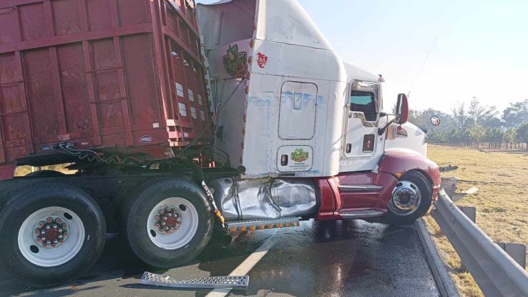 Se registra choque entre camión Jumex y tráiler en la Pátzcuaro-Cuitzeo
