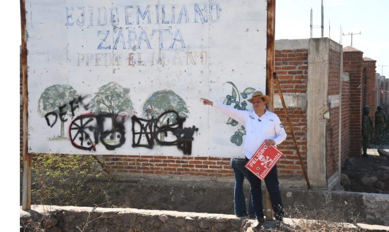 Coloca líder estatal del PRI letreros donde advierte a la población el riesgo de transitar en zonas minadas, en Buena Vista