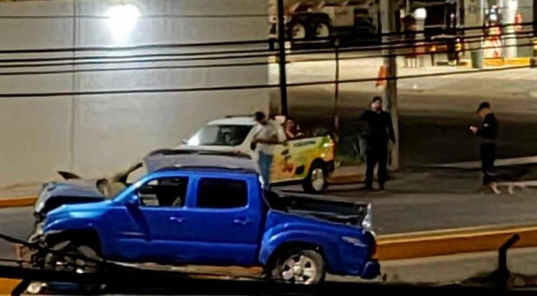 Padre e hijo heridos, al volcar su camioneta frente a cuartel militar de Apatzingán