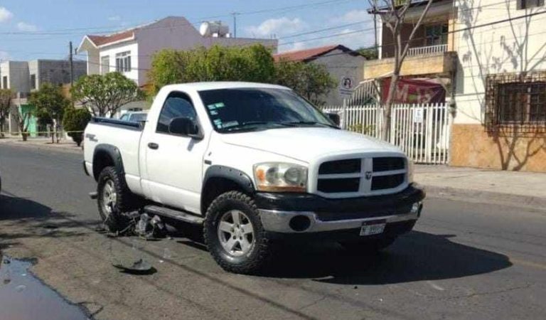 Pistoleros son atropellados tras balear a conductor de una camioneta, en Tangancícuaro