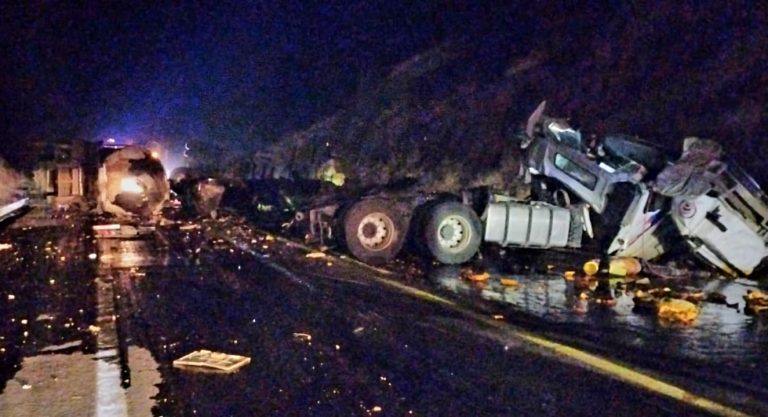 Camión pipa se accidenta en la Siglo XXI; hay un transportista sin vida