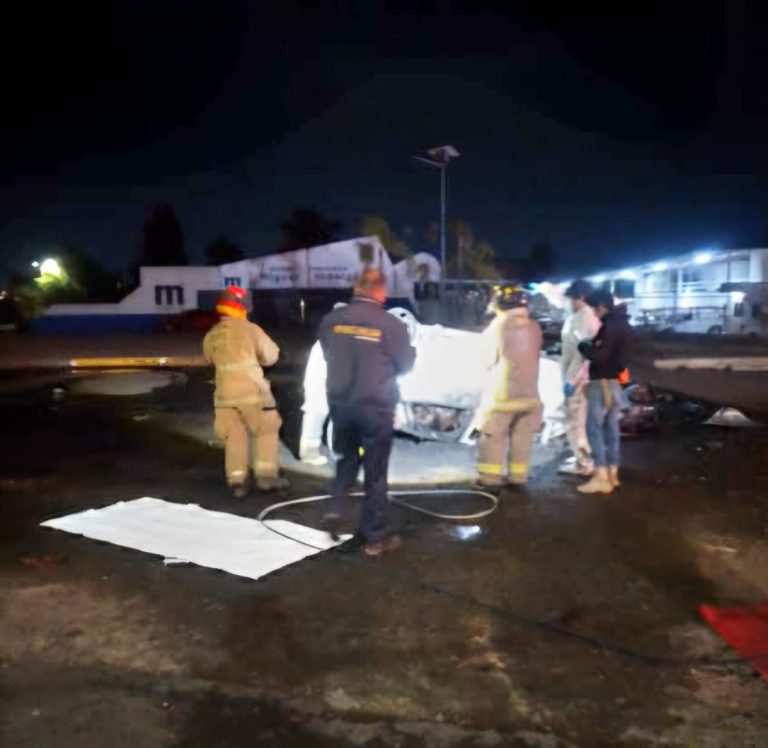 Arde vehículo tras volcar en el libramiento de Morelia; hay 1 muerto calcinado y un herido 