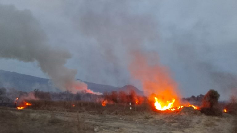 Bomberos combaten al menos 7 incendios en Apatzingán