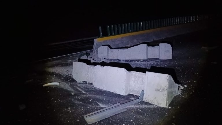 Tráiler choca contra muro de contención en la Siglo XXI, no hay víctimas