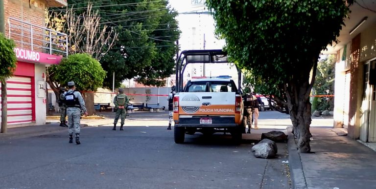 Localizan dos ejecutados, con narcomensaje en plaza de Zamora
