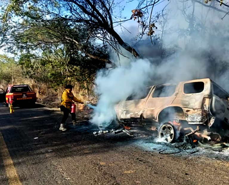 Por aparente falla camioneta se incendia en el camino a Acahuato