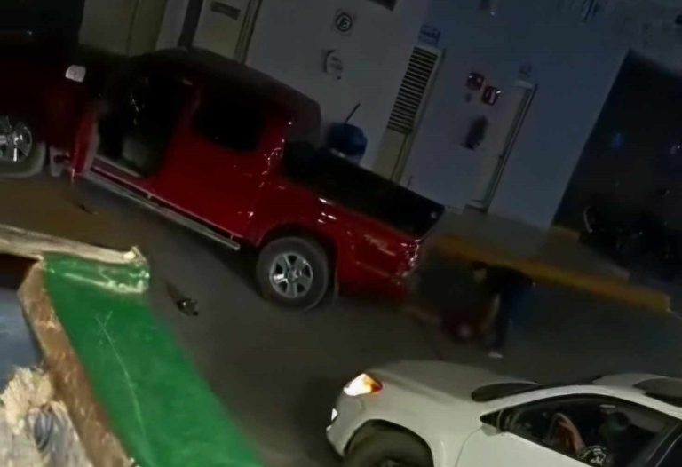 Reportan un lesionado a balazos en gasolinera de Apatzingán