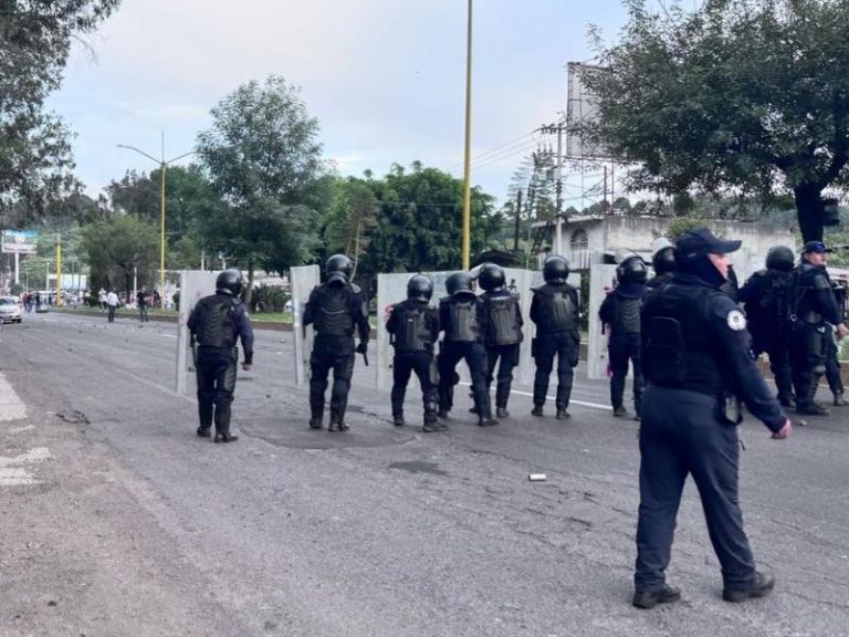 Tras bloqueo vial y dispersión de manifestación en Uruapan, un elemento municipal lesionado: SSP