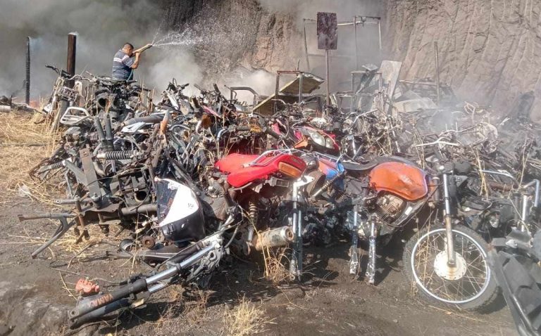 Se incendian llantas y partes de motos, en corralón de Apatzingán