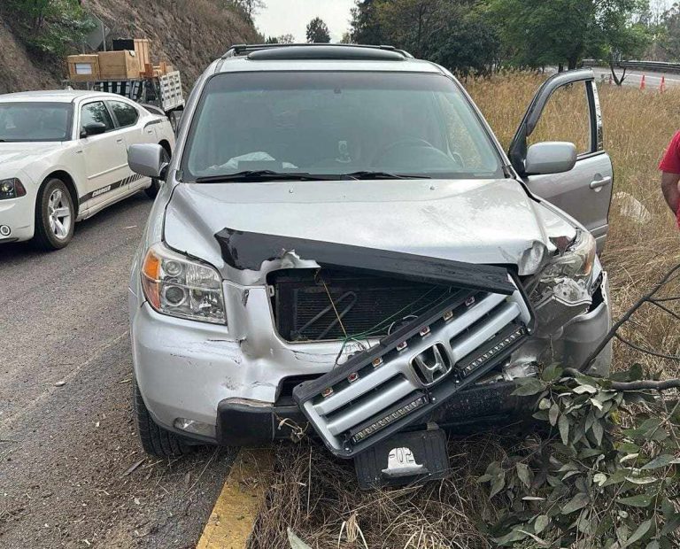 Se registra accidente de dos camionetas en la carretera Morelia-Pátzcuaro; menor resulta herido
