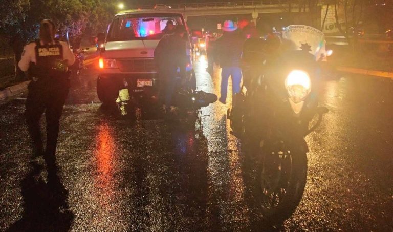 Se registra choque por alcance entre camioneta y moto cerca del Estadio Morelos