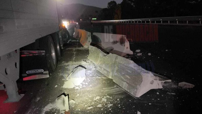 Tráiler choca contra muro de contención en la autopista Siglo XXI ...