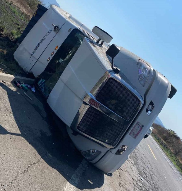 Tráiler vuelca en la autopista Siglo XXI; no hay heridos