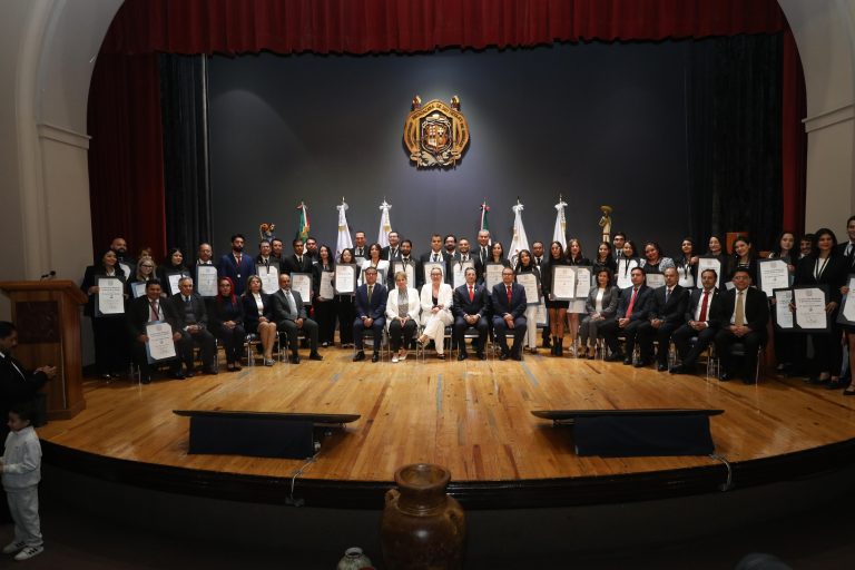 Entrega Yarabí Ávila la Medalla «Dr. Ignacio Chávez Sánchez»; reconocen excelencia de estudiantes de Posgrado 