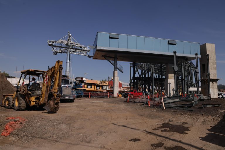 Realiza Bedolla supervisión de avances del teleférico en Uruapan