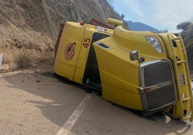Un tráiler volcado y choque de auto contra muro de contención en distintos puntos de la autopista Siglo XXI