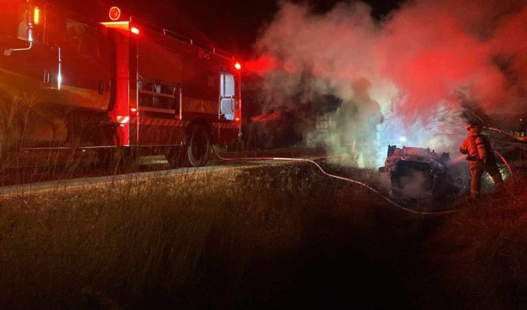 Volcadura e incendio de vehículo deja dos heridos en la carretera Morelia-Pátzcuaro