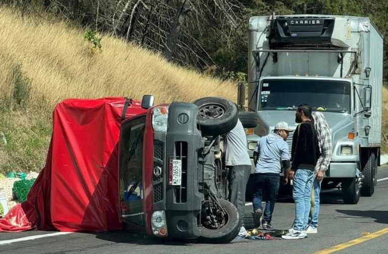 Volcaduras sobre Siglo XXI y la carretera «libre» a Lombardía dejan sólo daños