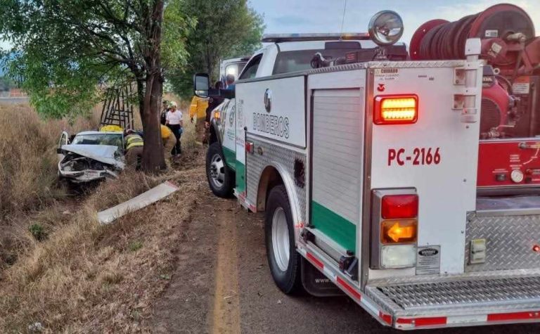 Vuelca camioneta en la carretera Morelia-Pátzcuaro; adolescente resulta herido