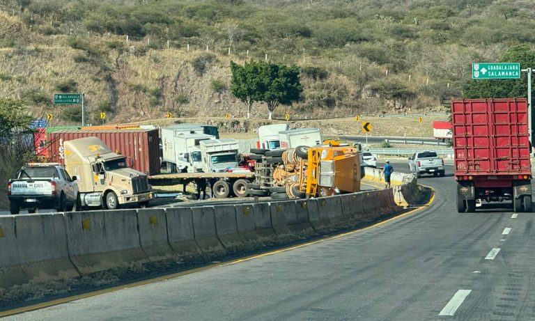 Vuelca tráiler en la carretera Morelia-Salamanca