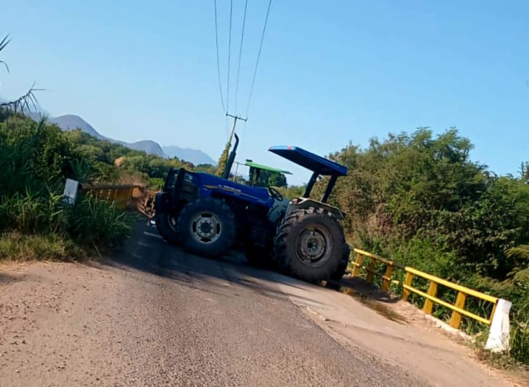 Se enfrentan grupos armados en comunidades de Apatzingán