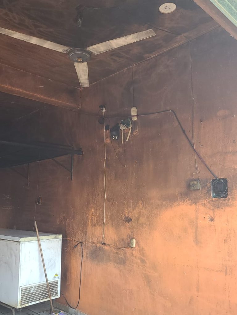 Veladora encendida ocasiona fuerte incendio en carnicería de Buenavista Tomatlán