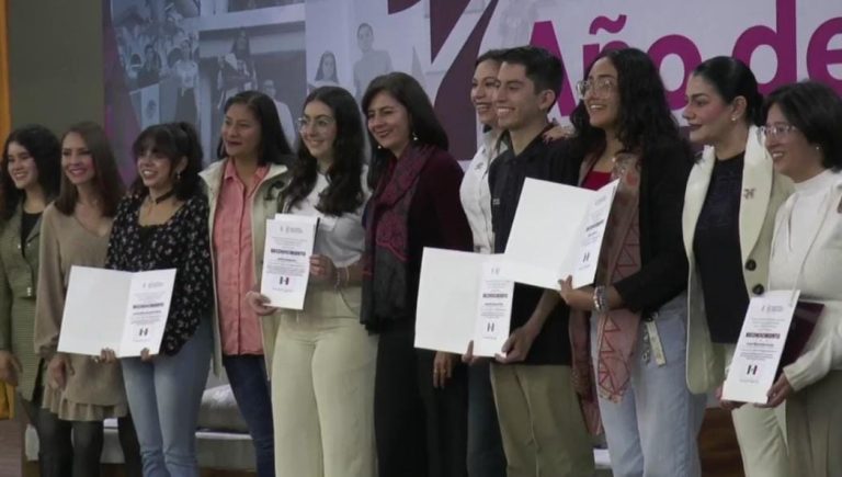  Reciben beca de movilidad estudiantil 21 alumnos destacados en investigación