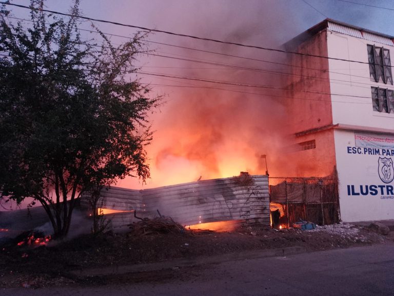 Incendio de maleza en lote baldío de Apatzingán moviliza a los cuerpos de auxilio