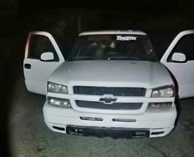 Tío y sobrino son acribillados a balazos a bordo de una camioneta, en Ario de rosales