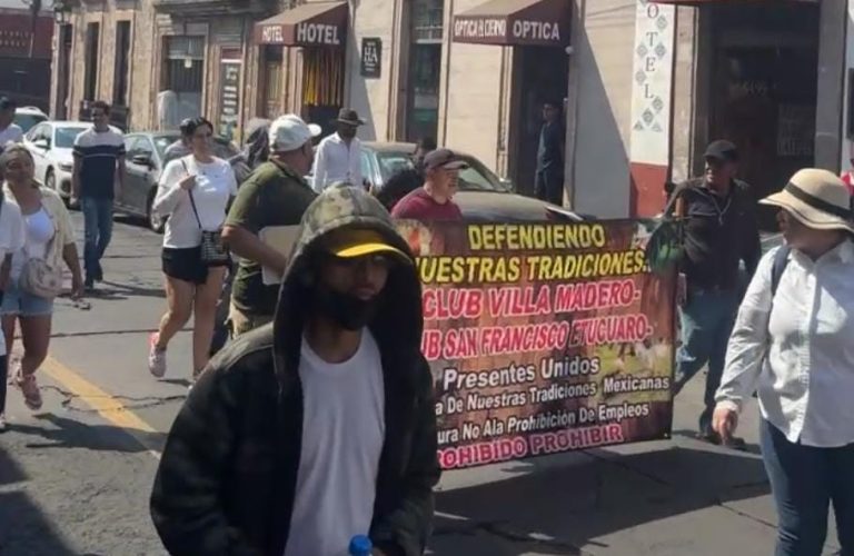 Inicia movilización de inconformes en contra de iniciativas que impiden tradiciones de gallos, toros y caballos