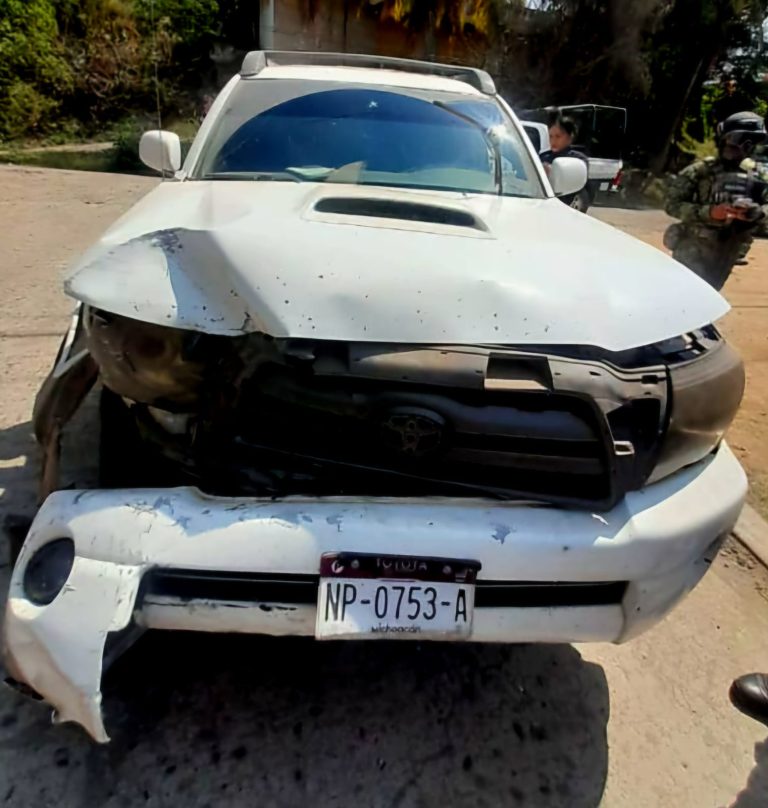 Tras persecución y balacera policías y marinos capturan a uno con camioneta robada en LC