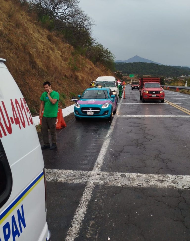 Camioneta tipo turismo choca por alcance contra camión materialista