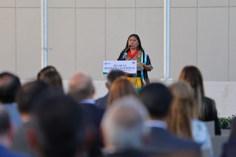 Llama oradora oficial a construir juntos un mejor país, sin olvidar a los pueblos originarios en ceremonia por el Día de la Bandera
