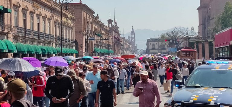 Miembros de la CNTE cierran vialidades en rechazo a la reforma del ISSSTE