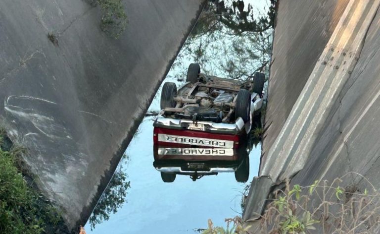 Camioneta se precipita canal de aguas negras, su conductor muere