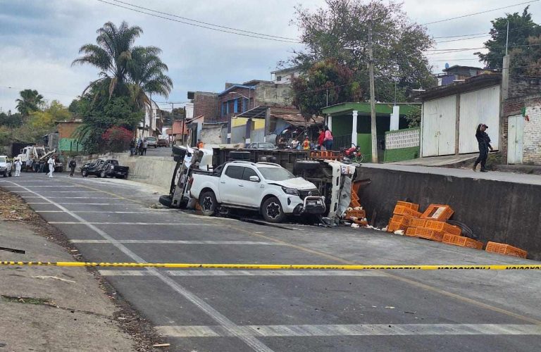 Un muerto y cuatro lesionados deja choque múltiple en Tocumbo