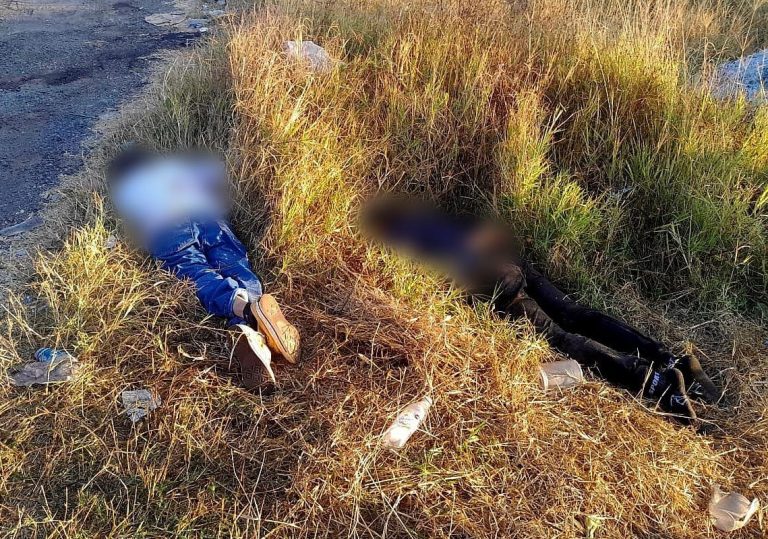 Abandonan dos ejecutados a un costado de carretera de Tingüindín