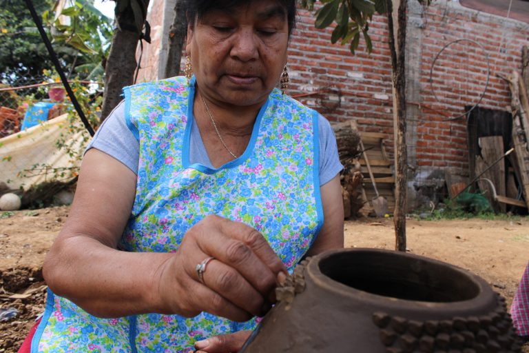 Elaboración de artesanía vidriada continúa siendo redituable