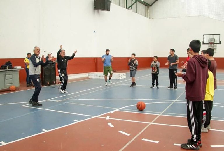 Realizan talleres de básquetbol, atletismo y ajedrez, en Quiroga