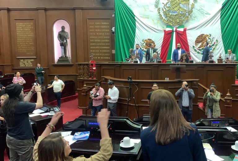 Sin omitir datos, Congreso sesiona tras nueve horas de atraso