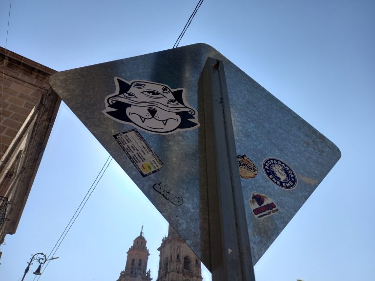 Desde stickers, pegatinas, engomados y hasta lonas retira personal de la Gerencia del Centro Histórico