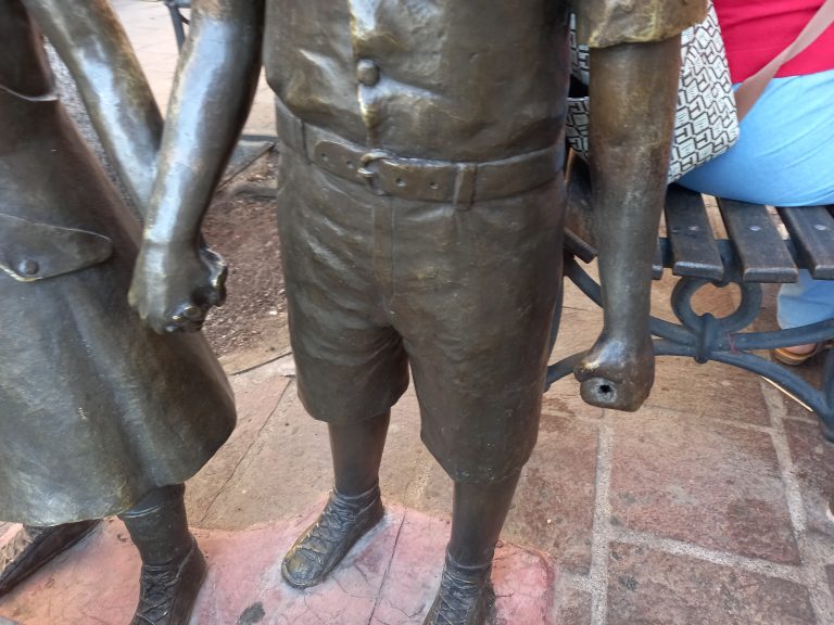 Por segunda ocasión fue robada la maleta de la escultura de «Los Niños Españoles»