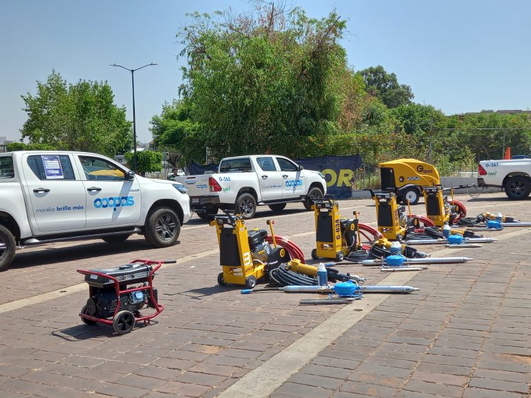 Entregan camionetas y equipo al OOAPAS