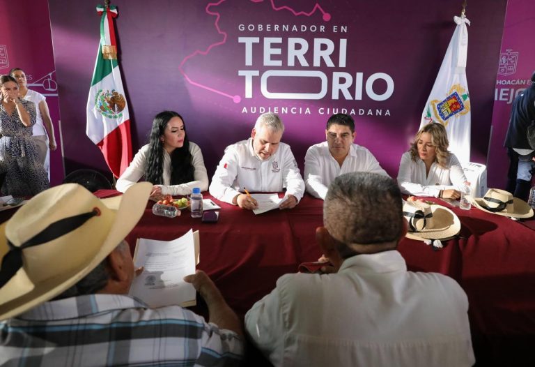 En Huetamo, Bedolla atendió 265 peticiones de vivienda, educación y créditos para negocios