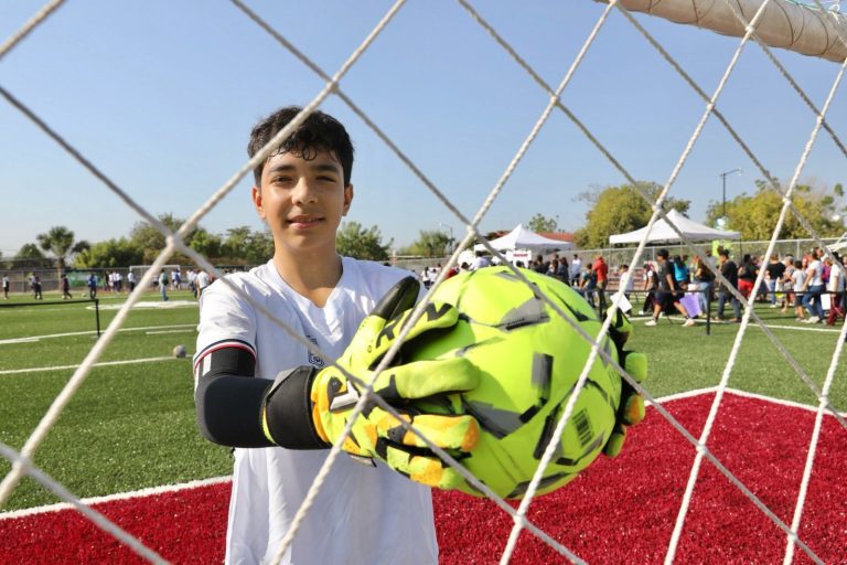 Inauguran cancha de fútbol 7 en Apatzingán