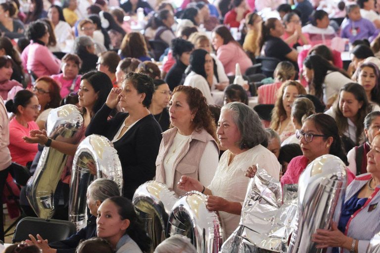 Presenta Alfonso Martínez el programa Mujeres al 1000×10