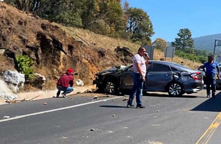 Aparatoso choque en la autopista Siglo XXI deja dos lesionados
